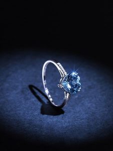 DIAMANTA Złoty pierścionek "Nimué" z diamentami i topazem rozmiar: 56. Szare pierścionki DIAMANTA, z diamentem, złote. Za 1 221,27 zł.