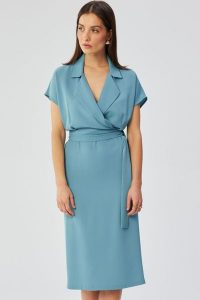 Elegancka sukienka ołówkowa z kołnierzem niebieska. Niebieskie sukienki Sukienki.shop, do pracy, s, bez wzorów, z elastanu, biznesowe, bez kołnierzyka, bez ramiączek, midi, dopasowane. Za 349,00 zł.