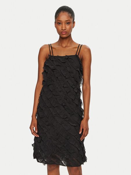 YAS Sukienka koktajlowa Danci 26035272 Czarny Regular Fit. Czarne kombinezony YAS, xs, bez wzorów, z syntetyku, wizytowe, bez kołnierzyka, bez ramiączek. Za 259,99 zł.