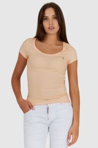 GUESS Brzoskwiniowy t-shirt damski z efektem sprania. Brązowe t-shirty Guess, s, z aplikacjami, z bawełny, bez kołnierzyka, bez ramiączek. W wyprzedaży za 99,99 zł.