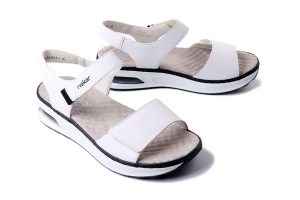 RIEKER 65663-80 white, sandały damskie. Białe sandały Rieker, bez wzorów, bez obcasa, bez zapięcia. Za 263,92 zł.