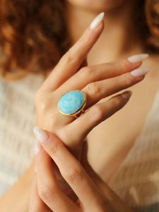 L'Atelier de Gaia Pozłacany pierścionek z opalem rozmiar: onesize. Niebieskie pierścionki L'Atelier de Gaia, z opalem, pozłacane. Za 39,99 zł.