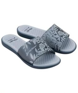 Klapki sportowe damskie Rider Splash VI. Niebieskie klapki Rider, bez wzorów, z gumy, bez obcasa. Za 113,90 zł.