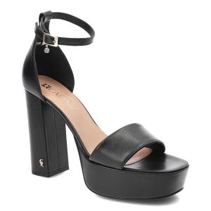 Czarne Sandały Carinii Eleganckie Skórzane Buty. Czarne sandały Carinii, bez wzorów, ze skóry, bez obcasa, na obcasie, bez zapięcia. Za 369,00 zł.