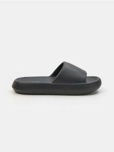 Piankowe klapki - czarny. Czarne klapki Sinsay, bez wzorów, bez obcasa. Za 29,99 zł.