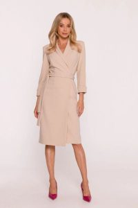 Elegancka sukienka ołówkowa kopertowa z wiązaniem beżowa. Brązowe sukienki Stylove, do pracy, uniwersalny, bez wzorów, z elastanu, biznesowe, bez kołnierzyka, bez ramiączek, midi, dopasowane. Za 449,00 zł.