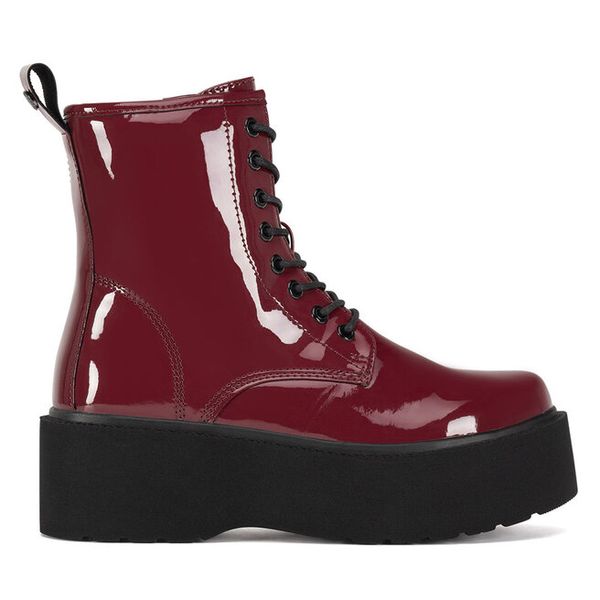 Trzewiki DeeZee. Czerwone botki DeeZee, bez wzorów, bez obcasa, na płaskiej podeszwie, bez zapięcia. Za 139,99 zł.