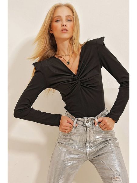 Trendyol Bluzka w kolorze czarnym rozmiar: M. Czarne bluzki Trendyol, m, bez wzorów, bez kołnierzyka, bez ramiączek. Za 65,54 zł.