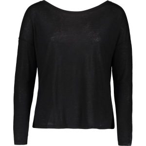 Koszulka w kolorze czarnym. Czarne bluzki marki Benetton, z wełny, z dekoltem w łódkę, z długim rękawem. W wyprzedaży za 58,95 zł.