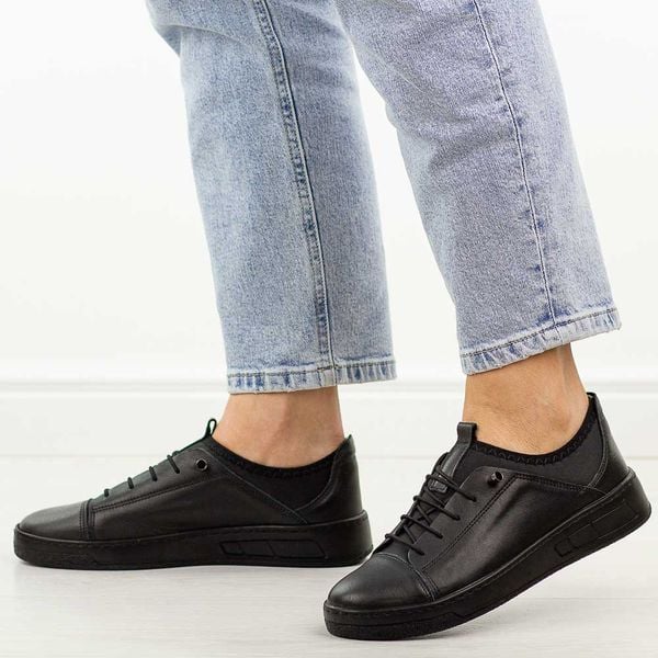 Czarne skórzane półbuty damskie T.Sokolski w26-151. Czarne półbuty Sokolski, na jesień, bez wzorów, z jeansu, z okrągłym noskiem, bez obcasa, na płaskiej podeszwie, bez zapięcia. Za 299,00 zł.