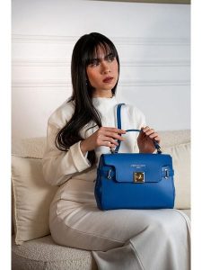 Christian Laurier Skórzana torebka "Swang" w kolorze niebieskim - 28 x 20 x 11 cm rozmiar: onesize. Niebieskie torebki klasyczne Christian Laurier, bez wzorów, z materiału, przez ramię, bez dodatków. Za 351,95 zł.