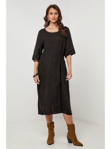 Lin Passion Lniana sukienka w kolorze czarnym rozmiar: 34/36. Czarne sukienki Lin Passion, na co dzień, z aplikacjami, ze lnu, klasyczne, bez kołnierzyka, bez ramiączek, midi, proste. Za 173,99 zł.