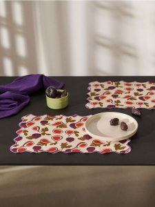 Podkładki na stół z motywem figi 2 pack - wielobarwny. Figi Sinsay, bez wzorów. Za 12,99 zł.