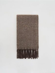 Szalik z frędzlami - brązowy. Brązowe szaliki Reserved, bez wzorów. Za 89,99 zł.