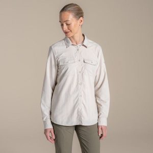 Koszula przeciw komarom damska Craghoppers NosiLife Loukkos Long Sleeved Shirt. Białe koszule Craghoppers, bez wzorów, z materiału, bez kołnierzyka, bez ramiączek. Za 412,49 zł.