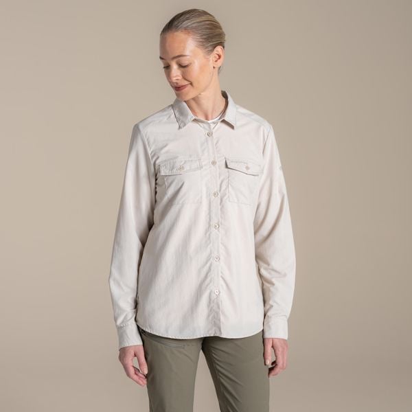 Koszula przeciw komarom damska Craghoppers NosiLife Loukkos Long Sleeved Shirt. Białe koszule Craghoppers, bez wzorów, z materiału, bez kołnierzyka, bez ramiączek. Za 412,49 zł.