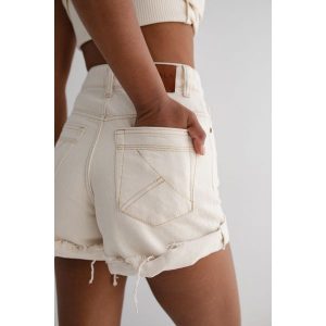 Szorty jeansowe z wysokim stanem w kolorze jasnobeżowym - VANITY BEIGE DENIM. Brązowe szorty Marsala, bez wzorów, z denimu, casualowe, z podwyższonym stanem. Za 299,90 zł.
