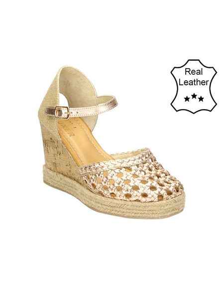 Bullboxer Skórzane czółenka w kolorze beżowym na koturnie rozmiar: 39. Brązowe czółenka Bullboxer, bez wzorów, bez obcasa, na koturnie, bez zapięcia. Za 191,88 zł.