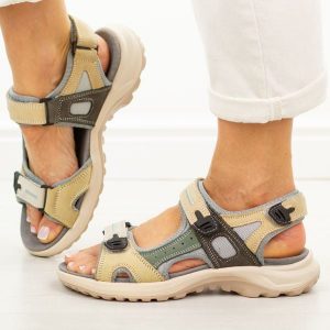 Szare skórzane sandały damskie Unisoft 18-56. Szare sandały Unisoft, bez wzorów, z materiału, bez obcasa, na płaskiej podeszwie, bez zapięcia. Za 219,00 zł.