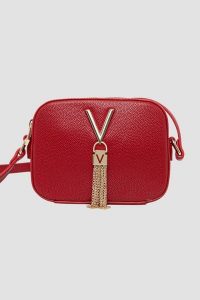 VALENTINO Czerwona torebka Divina Camera Bag. Czerwone torebki wieczorowe Valentino by Mario Valentino, bez wzorów, bez dodatków. W wyprzedaży za 199,99 zł.