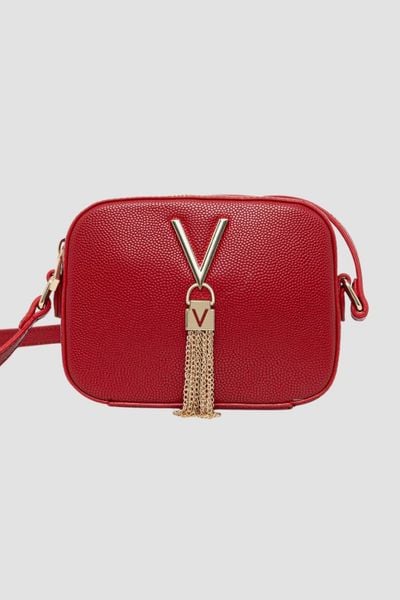 VALENTINO Czerwona torebka Divina Camera Bag SS26. Czerwone torebki klasyczne Valentino by Mario Valentino, bez wzorów, bez dodatków. W wyprzedaży za 152,99 zł.