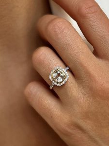 Les Petites Précieuses Pozłacany pierścionek z cyrkoniami i ametystem rozmiar: 60. Zielone pierścionki Les Petites Précieuses, z ametystem, pozłacane. Za 217,99 zł.