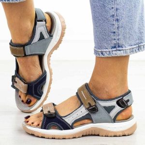 Granatowe 1 skórzane sandały damskie T.Sokolski 665. Niebieskie sandały Sokolski, bez wzorów, z jeansu, bez obcasa, na płaskiej podeszwie, bez zapięcia. Za 199,00 zł.