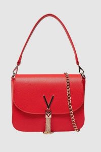 VALENTINO Czerwona listonoszka Divina. Czerwone listonoszki Valentino by Mario Valentino, bez wzorów, na ramię, bez dodatków. W wyprzedaży za 226,99 zł.