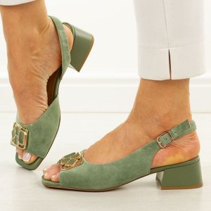 Zielone skórzane sandały damskie DiA 3127. Zielone sandały DiA, z aplikacjami, ze skóry, bez obcasa, na obcasie, bez zapięcia. Za 439,00 zł.