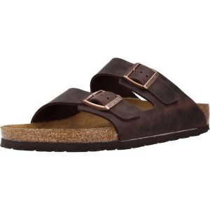 Klapki Birkenstock Arizona. Brązowe klapki Birkenstock, bez wzorów, z materiału, bez obcasa. Za 399,00 zł.