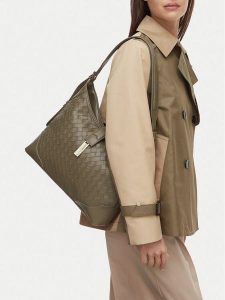 MEXX Torebka CEO-MEXX-S-005-10 Khaki. Brązowe torebki klasyczne Mexx, bez wzorów, ze skóry, bez dodatków. Za 269,99 zł.