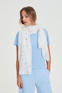 Szal z nadrukiem biały. Białe szaliki MOODO, bez wzorów, z poliesteru. Za 39,99 zł.