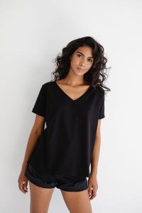 T shirt z dekoltem w kształcie V w kolorze CZARNYM - V NECK-S. Czarne t-shirty Marsala, s, bez wzorów, z bawełny, bez kołnierzyka, bez ramiączek. Za 69,90 zł.