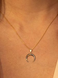 DIAMOND & CO Złota zawieszka "Demi lune" rozmiar: onesize. Żółte zawieszki Diamond & Co, złote. Za 260,99 zł.