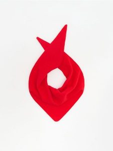 Wełniana chusta - czerwony. Czerwone apaszki i chusty Reserved, bez wzorów, z wełny. Za 59,99 zł.