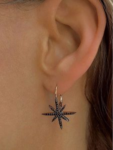 Les Favorites Pozłacane kolczyki-kreole z cyrkoniami rozmiar: onesize. Czerwone kolczyki Les Favorites, z cyrkonią, pozłacane. Za 121,99 zł.