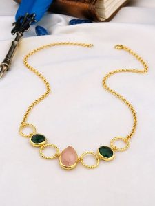 Pierres de Jade Pozłacany naszyjnik z elementami ozdobnymi - dł. 45 cm rozmiar: onesize. Różowe naszyjniki Pierres de Jade, z kwarcem, pozłacane. Za 124,69 zł.