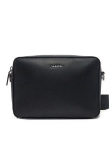 Calvin Klein Torebka Ck Must Small Camera Bag K60K613145 Czarny. Czarne listonoszki Calvin Klein, bez wzorów, ze skóry, bez dodatków. Za 269,99 zł.