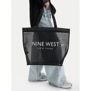 Torebka Nine West. Czarne shopper bag Nine West, bez wzorów, bez dodatków. Za 79,99 zł.