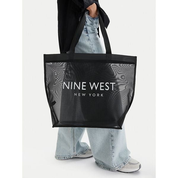 Torebka Nine West. Czarne shopper bag Nine West, bez wzorów, bez dodatków. Za 79,99 zł.