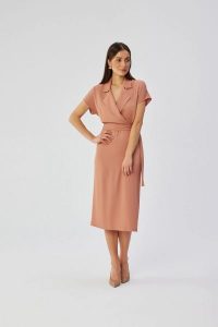 Elegancka sukienka ołówkowa z kołnierzem różana. Czerwone sukienki Stylove, do pracy, l, bez wzorów, z elastanu, biznesowe, bez kołnierzyka, bez ramiączek, midi, dopasowane. Za 349,00 zł.