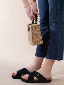 Sunbay Klapki "Iris" w kolorze czarnym rozmiar: 39. Czarne klapki Sunbay, bez wzorów, z otwartym noskiem, bez obcasa, na platformie. Za 46,95 zł.