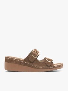 Brązowe klapki na koturnie z dwoma paskami. Brązowe klapki Ryłko, bez wzorów, ze skóry, z okrągłym noskiem, bez obcasa, na koturnie. Za 379,99 zł.