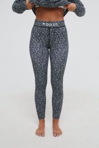 Legginsy termoaktywne – damskie, Penfold Collab. Białe legginsy OOSC, bez wzorów, z materiału, długie. Za 269,99 zł.