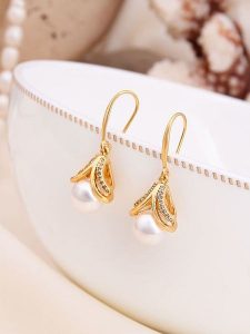 Pierres de Jade Pozłacane kolczyki z perłami i cyrkoniami rozmiar: onesize. Białe kolczyki Pierres de Jade, z cyrkonią, pozłacane. Za 43,99 zł.