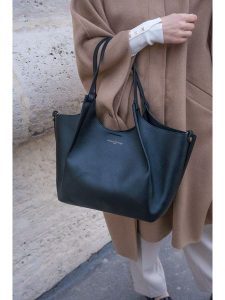 Maison héritage PARIS Skórzany shopper bag "Ceto" w kolorze czarnym - 48 x 30 x 10 cm rozmiar: onesize. Czarne shopper bag Maison héritage PARIS, bez wzorów, z materiału, na ramię, bez dodatków. Za 596,95 zł.
