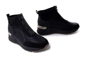 RIEKER N6361-00 black, botki damskie. Czarne botki Rieker, bez wzorów, z tkaniny, bez obcasa, na koturnie, bez zapięcia. Za 244,93 zł.
