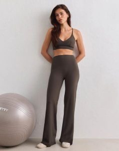 Damskie legginsy z prostą nogawką, wysoki stan, squat proof Sense ciemnozielone. Zielone legginsy AIM'N, bez wzorów, z elastanu, z podwyższonym stanem, długie. Za 347,00 zł.