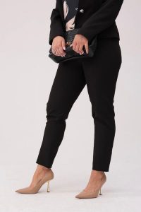 Eleganckie czarne biznesowe spodnie Amelia PLUS SIZE XXL OVERSIZE WIOSNA. Czarne spodnie z wysokim stanem Moda Size Plus Iwanek, bez wzorów, z elastanu, z podwyższonym stanem, krótkie. W wyprzedaży za 99,90 zł.