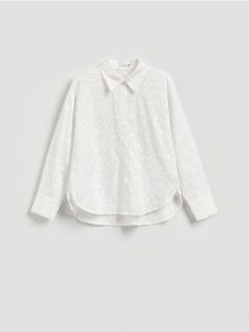 Bawełniana koszula z haftowaniem - złamana biel. Koszule Reserved, l, bez wzorów, z bawełny, bez kołnierzyka, bez ramiączek. Za 149,99 zł.